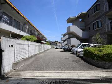 敷地南側は隣地マンションの駐車場です。