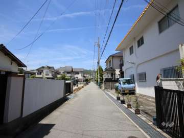 敷地西側の前面道路。周辺は一戸建てが中心に立ち並ぶ閑静な住宅地。