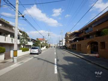 敷地南側の前面道路。周辺は閑静なやや高台の住宅地です。