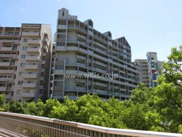 周辺はマンションが多く立ち並ぶ住宅地です。