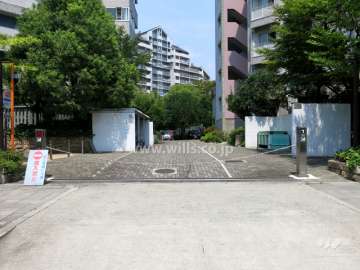 駐車場出入り口（ロボットゲート付き）