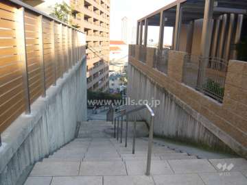 宝塚駅へ向かう歩道。