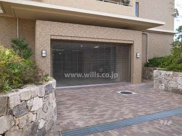 リングシャッター付きの屋内駐車場入り口