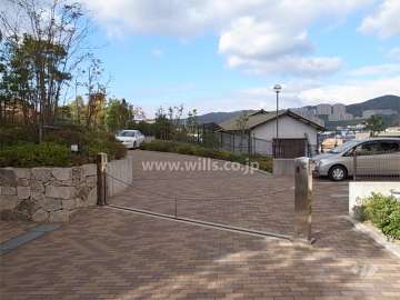 屋外の平面駐車場の入り口にはロボットゲートが付いています。