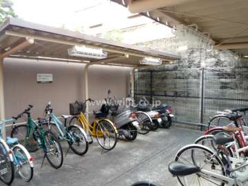バイク置場と駐輪場