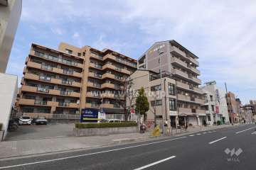 ヴィルヌーブ本山中町の遠景。国道2号線から少し奥まった場所にあります。