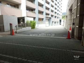 駐車場出入り口（ロボットゲート付き）