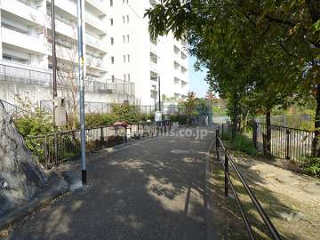 敷地南側に隣接する「王子池遊園」と遊歩道