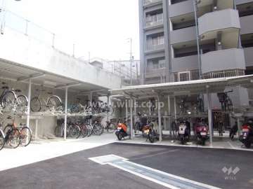 駐輪場とバイク置き場