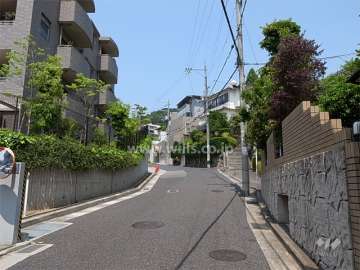 敷地北東側の前面道路。周辺は第一種低層住居専用地域に指定された閑静な住宅地です。
