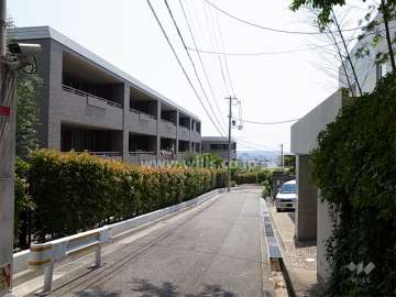 高台にあり、駅からの道のりは坂道です。