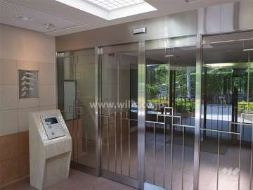 エントランスはオートロック付き。上部に天窓が設置されています。