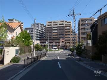 周辺はマンションが多く立ち並ぶ区画の整った住宅地です。