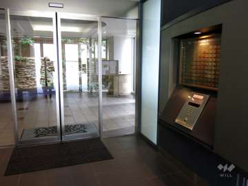 エントランスはオートロック付きです。