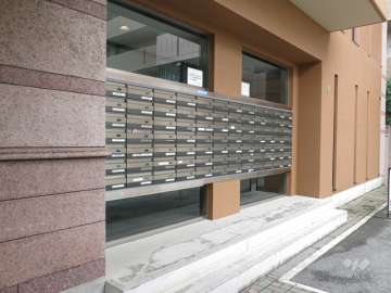 住戸入り口（共用ポスト）