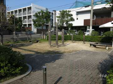 敷地に隣接する小さな公園