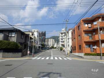 敷地西側の前面道路