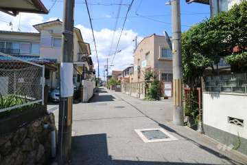 周辺は一戸建てが立ち並ぶ閑静な住宅地です。