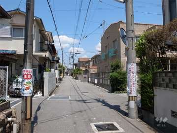 周辺は第一種低層住居専用地域に指定されたやや高台の住宅地です。