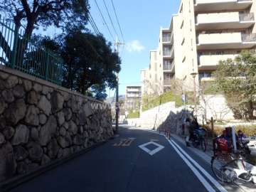敷地西側の前面道路
