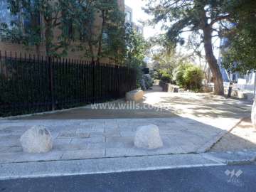 敷地北側に設けられた歩道