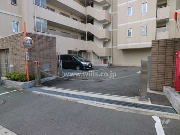 駐車場出入り口（リングシャッター付き）