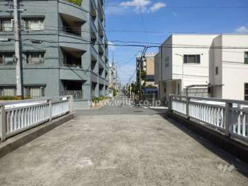 敷地南側の前面道路