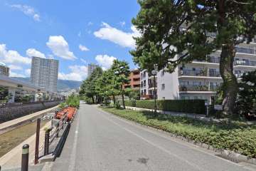 敷地西側の前面道路