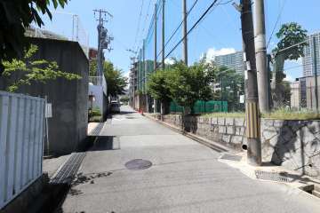 敷地北側の前面道路。向かい側には灘中・高等学校のグラウンドがあります。