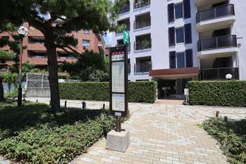 マンションの目の前に神戸市バス「新反高橋（しんたんたかばし）」停があります。