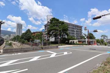 魚崎ハウスの遠景。西に「住吉川」が流れ、敷地から南側約20ｍの距離に「鳴尾御影線」が東西に通っています。