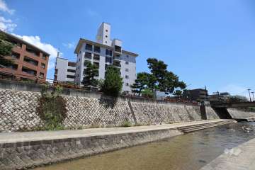 住吉川から魚崎ハウスを望む。