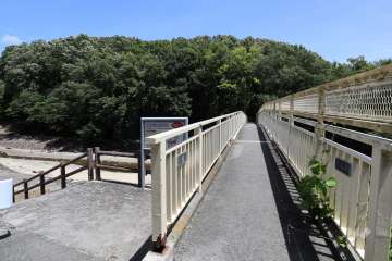 敷地から南側へ約20ｍの距離にある大仏橋。砂防ダムを渡り鴨子ケ原3丁目へと続きます。