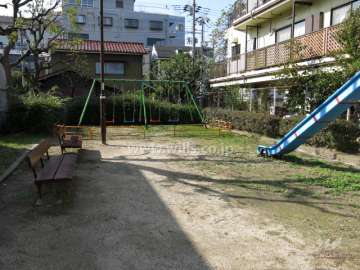 敷地に隣接する小さな公園