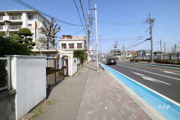 敷地東側の前面道路（南側から）