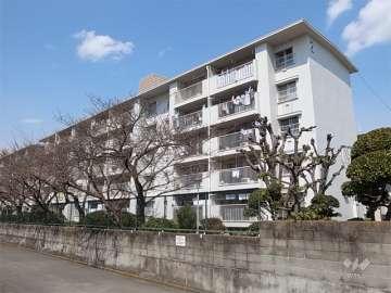 東仁川団地2号棟の外観（南東側から）