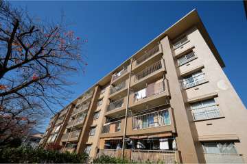 東仁川団地４号棟の外観（南東側から）