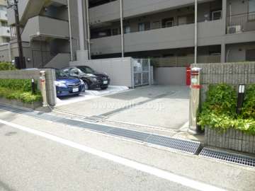駐車場出入り口（ロボットゲート付き）