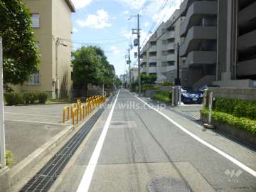敷地東側の前面道路