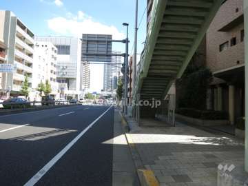 敷地北側の前面道路。国道2号線に面しています。