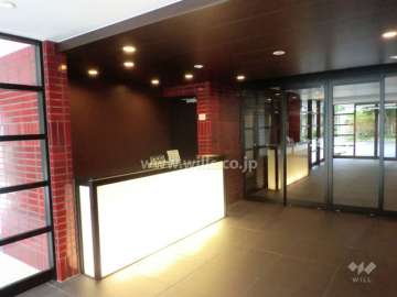 エントランスに設けられた受け付けカウンター