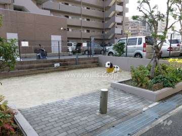 敷地に隣接する小さな公園