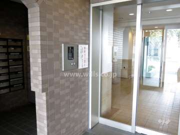 エントランスはオートロック付きです。