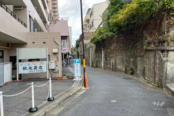 敷地の東側前面道路（南側から）