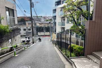 敷地の南側前面道路（東側から）
