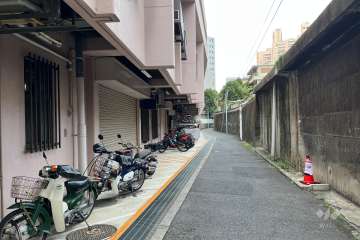 敷地の東側前面道路（南側から）