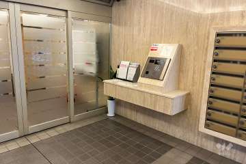 エントランスはオートロック付きです。