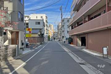 敷地西側の前面道路（南側から）
