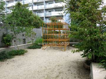 敷地に隣接する小さな公園