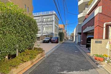 敷地の北側前面道路（東側から）